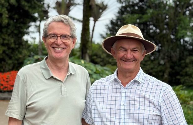 Jordi Castan, fundador da Boavista, e Dario Bergemann, criador do Hemero, em um jardim.